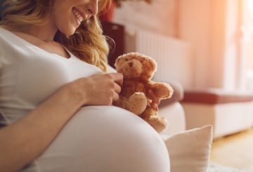 Schwangere Frau mit Teddybär